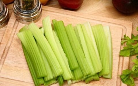 芹菜炒鸡柳的家常做法