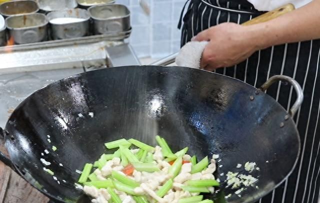 为什么饭店的芹菜炒鸡柳那么好吃，原来是多做了这一步，百吃不厌