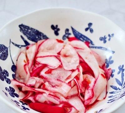 #换着花样吃早餐#水萝卜拌核桃仁