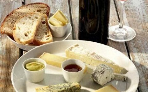 红酒配的什么奶酪好喝一点(红酒配什么奶酪比较好)