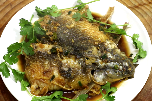 家常焖煎鲟鱼内外鲜嫩入味！筷子一夹才知道玄机都在鱼肚之中
