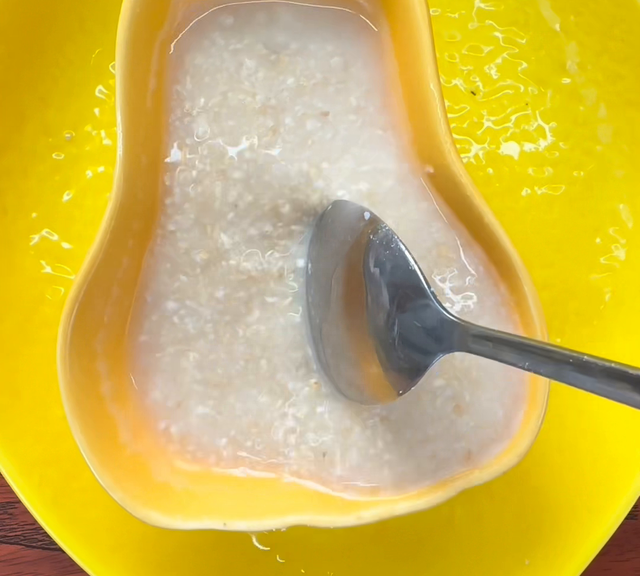 燕麦麸皮的多种吃法：1.可以用60-80度的温开水冲泡...