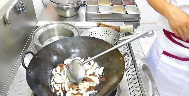 厨师长分享饭店蚝油烧菌菇做法，菌菇鲜嫩味道香，几块钱炒一大盘
