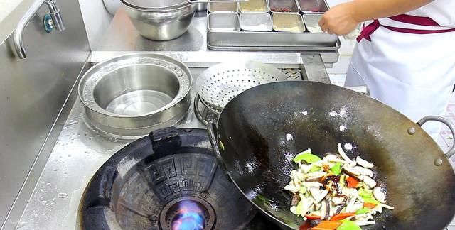厨师长分享饭店蚝油烧菌菇做法，菌菇鲜嫩味道香，几块钱炒一大盘