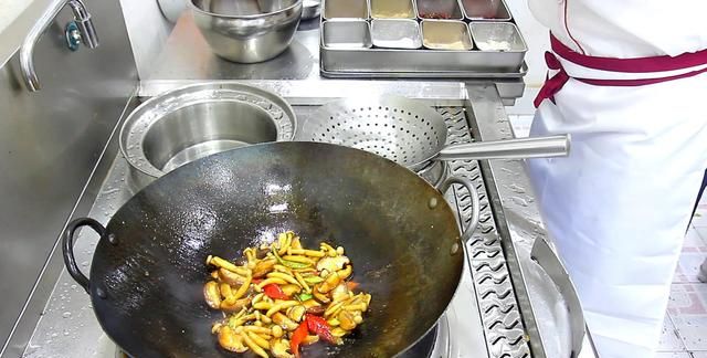 厨师长分享饭店蚝油烧菌菇做法，菌菇鲜嫩味道香，几块钱炒一大盘
