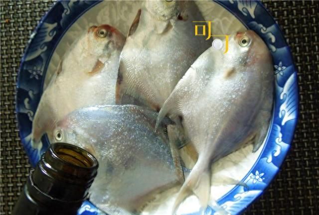 鲳鱼个头小，这么煎又香又酥，上桌老公和我抢着吃，当下酒菜最好