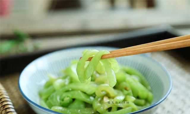 遇上这菜别手软，三两下炒一盘，清爽开胃通肠道，老人孩子常吃哦