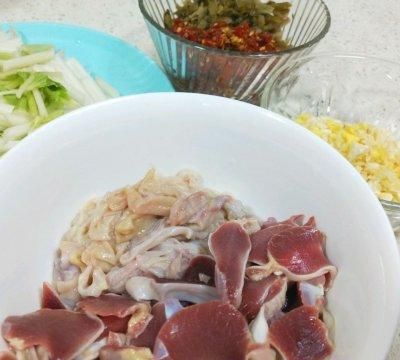 酸菜加泡椒，爽口下饭的酸辣鸡杂