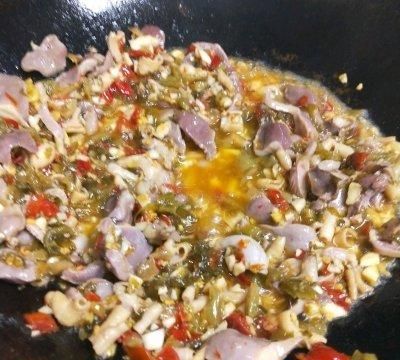 酸菜加泡椒，爽口下饭的酸辣鸡杂