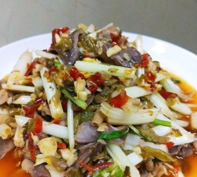 酸菜加泡椒，爽口下饭的酸辣鸡杂