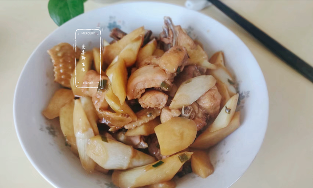 鸡肉和它炖一锅，孩子吃了滋补，男人吃了强壮，女人吃养颜还不胖