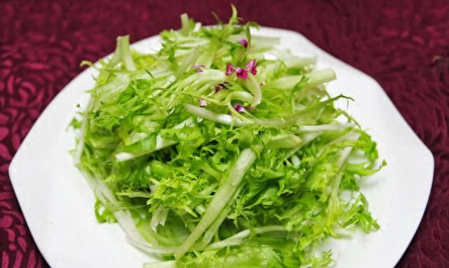 厨师长分享一道苦菊肉丝的家常做法，营养美味口感好，简单易学