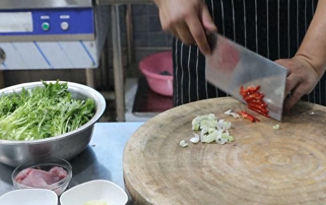 厨师长分享一道苦菊肉丝的家常做法，营养美味口感好，简单易学