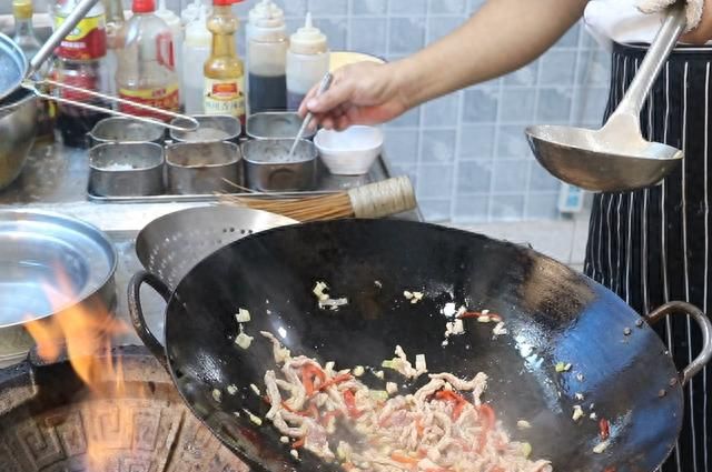 厨师长分享一道苦菊肉丝的家常做法，营养美味口感好，简单易学