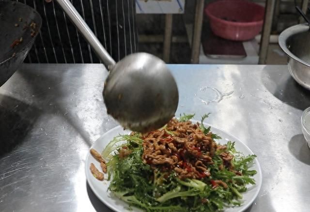 厨师长分享一道苦菊肉丝的家常做法，营养美味口感好，简单易学