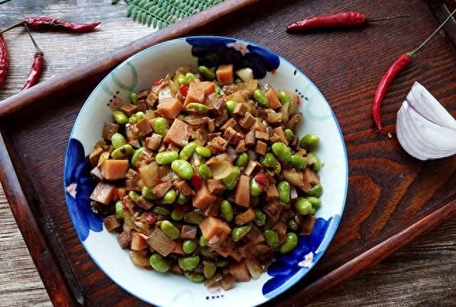 炒毛豆杂酱时，先炒毛豆还是酱，先后顺序有讲究，做对毛豆才入味