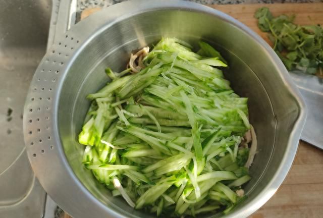 懒人最爱的凉拌鸡丝，详细做法教给你，简单易作，美味营养超好吃