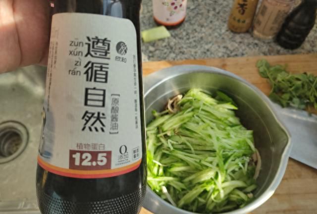 懒人最爱的凉拌鸡丝，详细做法教给你，简单易作，美味营养超好吃