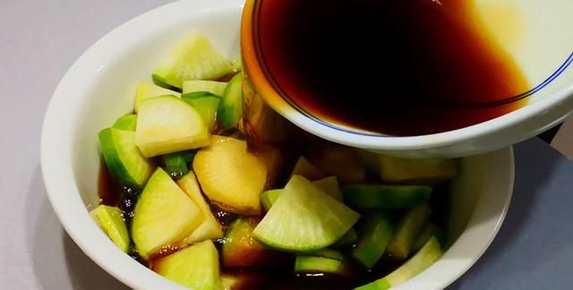 “冬吃萝卜夏吃姜”，冬天要多吃萝卜，学会这样做，实在太香了