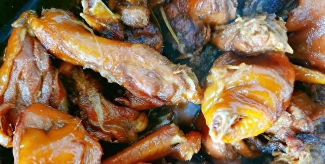 入秋后，土鸡再贵也要吃，比牛羊肉还滋补，随手一炖，太香了