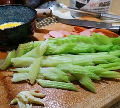 简单快手又下饭的懒人西芹炒鸡蛋吃起来那叫一个香