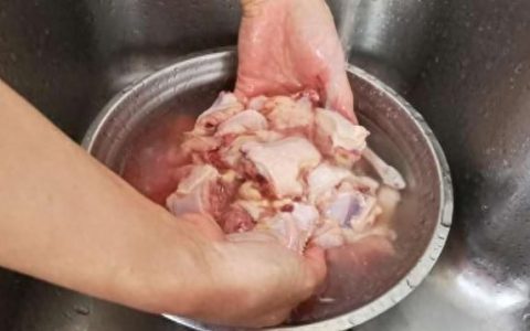 1只跑山鸡，2个土豆，切切剁剁，锅里一丢，出锅那一刻，流口水了