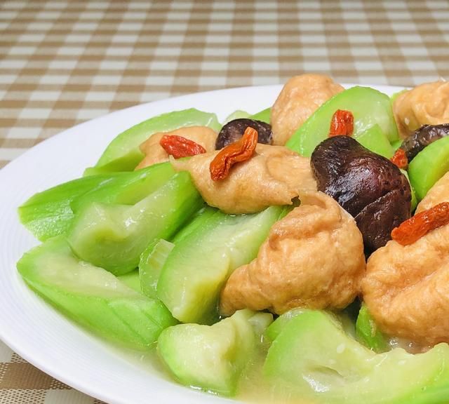 做一道清新脱俗的素食菜肴，丝瓜香菇油面筋，真正的江南简约美食