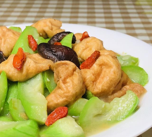 做一道清新脱俗的素食菜肴，丝瓜香菇油面筋，真正的江南简约美食