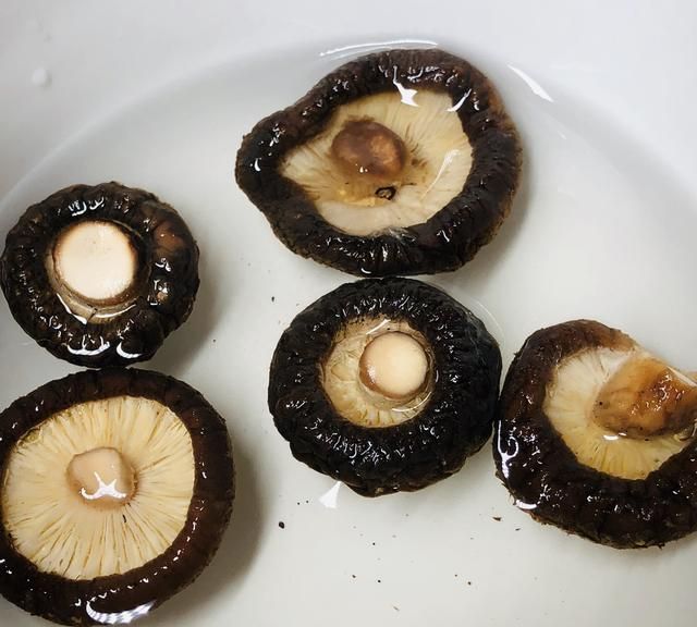 做一道清新脱俗的素食菜肴，丝瓜香菇油面筋，真正的江南简约美食