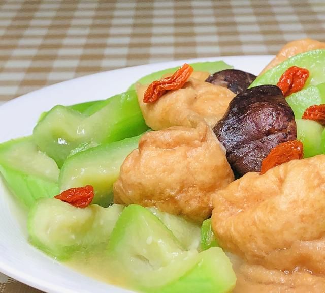 做一道清新脱俗的素食菜肴，丝瓜香菇油面筋，真正的江南简约美食