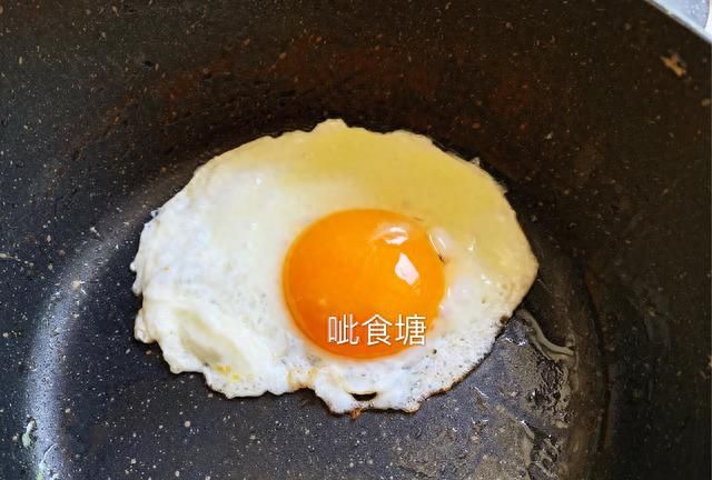 面包片还能这么吃，切一切，夹着吃，五分钟就做好，早餐不发愁