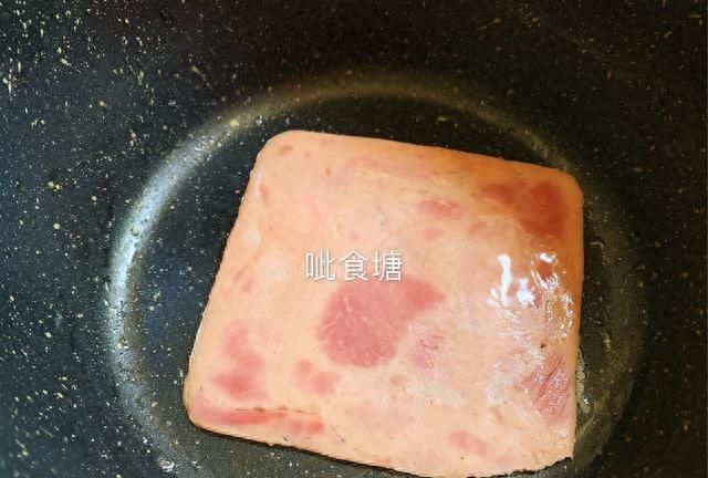 面包片还能这么吃，切一切，夹着吃，五分钟就做好，早餐不发愁