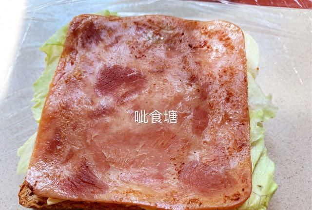 面包片还能这么吃，切一切，夹着吃，五分钟就做好，早餐不发愁
