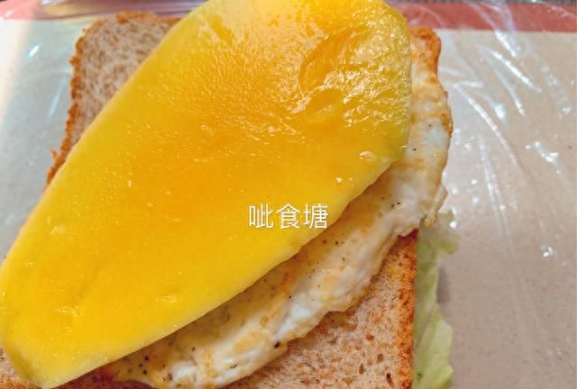 面包片还能这么吃，切一切，夹着吃，五分钟就做好，早餐不发愁