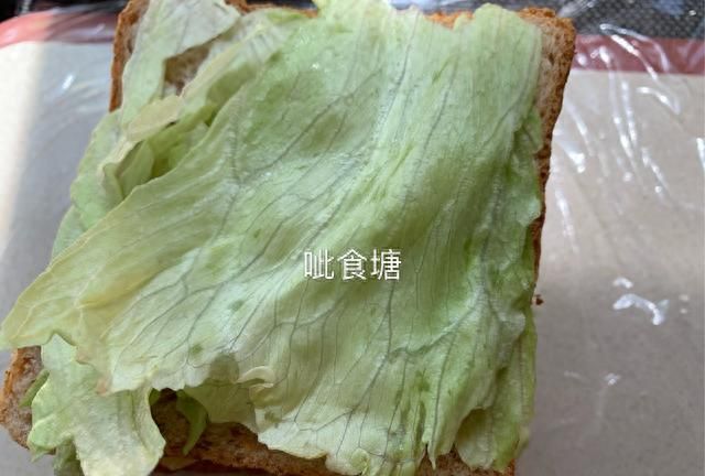 面包片还能这么吃，切一切，夹着吃，五分钟就做好，早餐不发愁