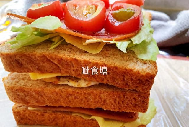 面包片还能这么吃，切一切，夹着吃，五分钟就做好，早餐不发愁