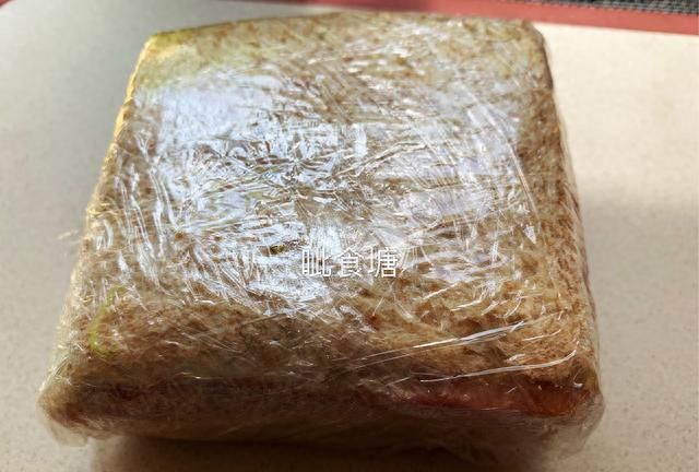 面包片还能这么吃，切一切，夹着吃，五分钟就做好，早餐不发愁