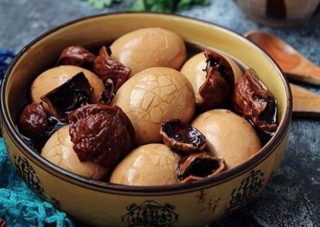 春天用核桃壳煮鸡蛋，三天两头吃一回，很多人不知道什么作用