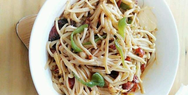 金针菇肉能同吃吗(金针菇与西红柿能同吃吗)图1