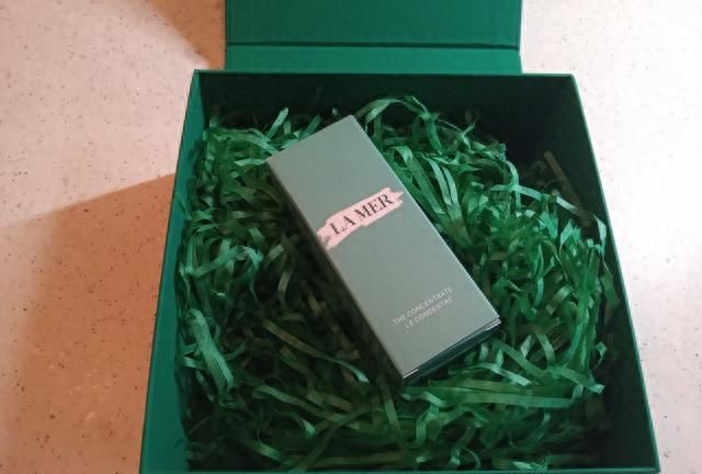 海蓝之谜修护精华露，能够有效恢复肌肤状态，提升肌肤的健康程度