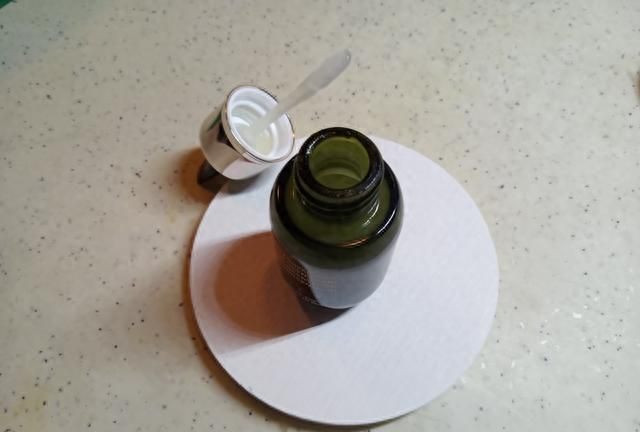 海蓝之谜修护精华露，能够有效恢复肌肤状态，提升肌肤的健康程度