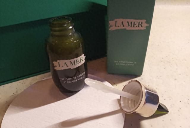 海蓝之谜修护精华露，能够有效恢复肌肤状态，提升肌肤的健康程度