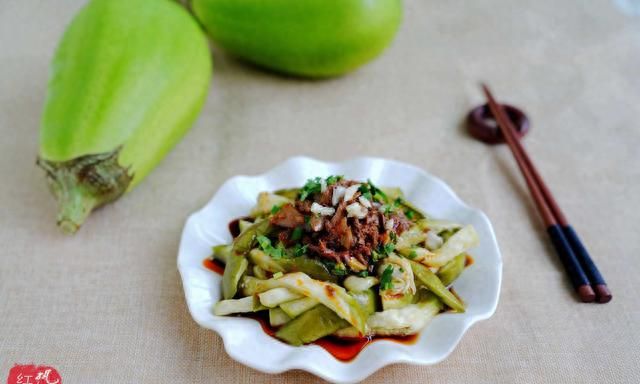 绿皮茄子皮薄肉嫩口感好，简单一蒸再一拌，好吃省事主食也省了