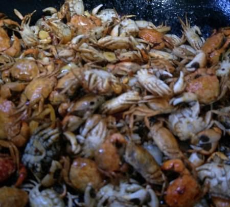 美味香辣蟹螃的做法 朋友送些小螃蟹把它辣炒起来也是非常的美味