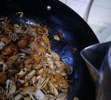 美味香辣蟹螃的做法 朋友送些小螃蟹把它辣炒起来也是非常的美味