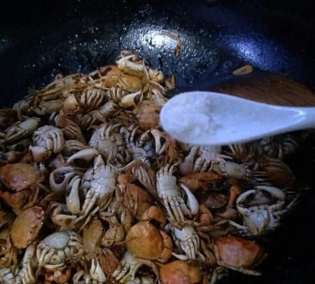 美味香辣蟹螃的做法 朋友送些小螃蟹把它辣炒起来也是非常的美味