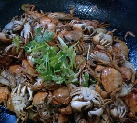 美味香辣蟹螃的做法 朋友送些小螃蟹把它辣炒起来也是非常的美味