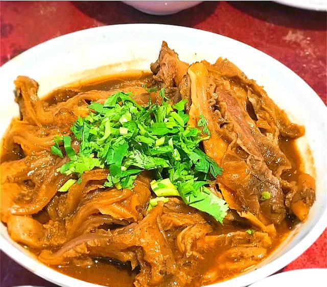 软嫩肥美、酥脆香甜！成都的地道粤菜风味，“明星烧鹅”不容错过