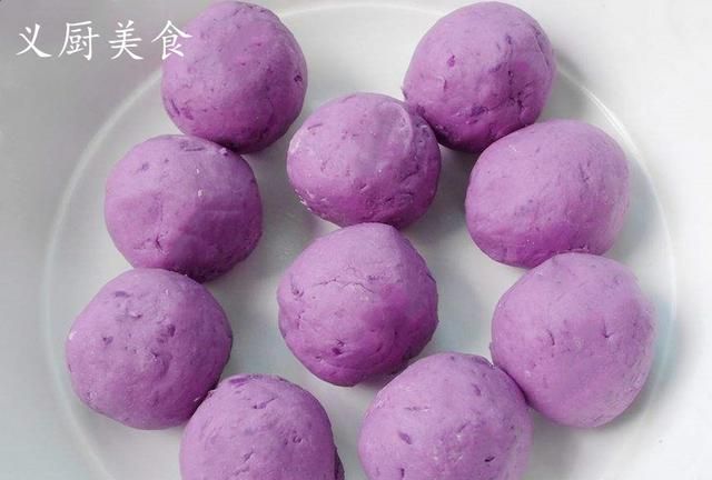 紫薯糯米饼怎样做出来才好吃(紫薯山药糯米饼的做法烤箱版)图3