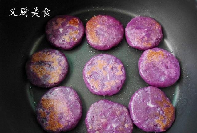 紫薯糯米饼怎样做出来才好吃(紫薯山药糯米饼的做法烤箱版)图4